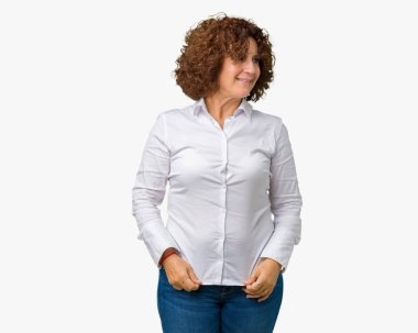 Uzak tarafına yüzünde, doğal ifade gülümseme ile seyir izole arka plan güzel orta ager üst düzey businees kadın. Kendine güvenen gülüyor.