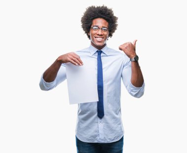 Boş kağıt sözleşme işaret ve başparmak kadar mutlu yüz gülümseyen tarafı ile gösteren izole arka plan üzerinde tutarak Afro Amerikalı adam
