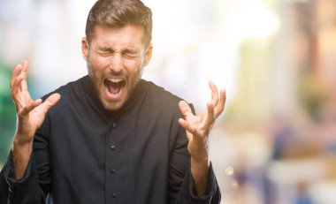 Genç Katolik Hıristiyan rahip adam arka plan deli kutluyor izole ve crazy arms ile başarı için kaldırdı ve heyecanlı çığlık gözler kapalı. Kazanan kavramı