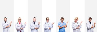 Kameraya bakarak yan el ve parmak ile işaret eden profesyonel doktorlar üzerinde çizgili izole arka yüzünde kocaman bir gülümseme ile kolaj.
