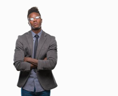 Genç Afro-Amerikalı iş adamı izole arka plan şüpheci ve sinir, onaylamayan ifade yüz çapraz kolları üzerinde. Negatif kişi.
