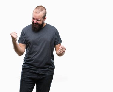 Gülümseyen ve başarı için çığlık Genç beyaz hipster izole arka plan çok mutlu ve heyecanlı kaldırdı, silah ile kazanan jest yapıyor adam. Kutlama kavramı.