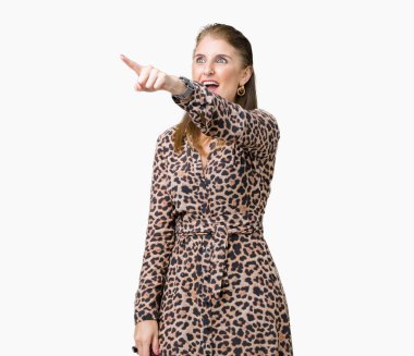 Üzerinde leopar elbise giyen güzel orta yaş olgun zengin kadın izole arka plan ile sürpriz devam parmakla, açık ağız hayret ifadesi, önünde bir şey