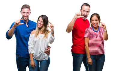 Kolaj üzerinde gülümseyen izole arka plan ve süre seyir ve kamera boyutu işaret parmaklarıyla yapıyor el ile kendine güvenen el hareketi aşık genç ve Olgun çift. Ölçü kavramı.