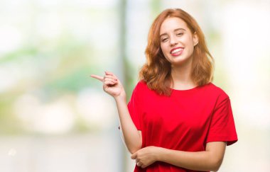 Kameraya bakarak yan el ve parmak ile işaret izole arka yüzünde kocaman bir gülümseme ile genç güzel kadın.