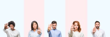 Kolaj stop yapmak renkli izole arka plan üzerinde gençlerin grup bir avuç ile şarkı. Negatif ve ciddi bir jest yüz ifadesiyle uyarı.