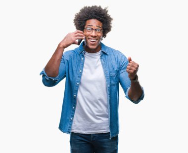 Kocaman bir gülümseme ile çığlık zaferini kutluyor ve ellerini kaldırdı izole arka plan çok mutlu ve heyecanlı, kazanan ifade üzerinde Evet Afro Amerikalı adam