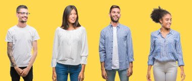 Kolaj grup insanlar, kadınlar ve erkekler uzak tarafına yüzünde, doğal ifade gülümseme ile seyir renkli sarı izole arka plan üzerinde. Kendine güvenen gülüyor.