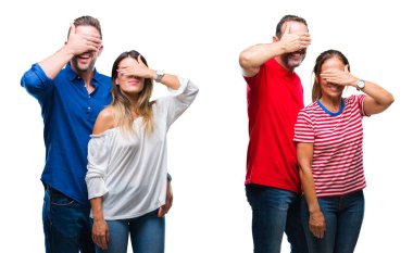 Genç ve Olgun çift gülümsüyor ve gözleri için sürpriz kapsayan yüz el ile gülüyor izole arka plan üzerinde aşık kolaj. Kör kavramı.