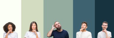 Kolaj grup çene düşünme hakkında soru, dalgın ifade üzerine el ile izole renkli arka plan üzerinde genç insan. Düşünceli yüzüyle gülümsüyor. Şüphe kavramı.