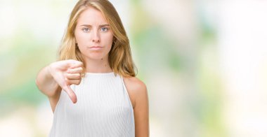 Güzel genç zarif kadın yüzünden mutsuz ve kızgın ret gösterilen ve başparmak aşağı hareketi ile negatif seyir izole arka plan. Kötü ifade.