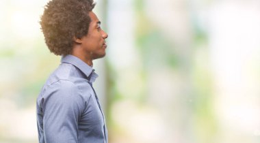 İzole arka tarafına, seyir üzerinde Afro Amerikalı adam sakin ol kendine güvenen gülümseme ile doğal yüz pozuyla profili.