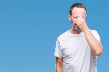 İzole arka plan yorgun sürtünme burun ve göz yorgunluğu ve baş ağrısı duygu üzerinde beyaz t-shirt giyen orta yaş ağarmış komuta sizde. Stres ve hayal kırıklığı kavramı.