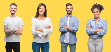 Kolaj grup insanlar, kadın ve erkek üzerinde renkli sarı izole arka plan mutlu yüz çapraz silah kameraya bakarak ile gülümseyen. Olumlu bir kişi.