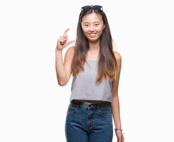 Młoda Azjatka Kobietę Okularach Przeciwsłonecznych Białym Tle Uśmiech Pewność Gestem — Zdjęcie stockowe