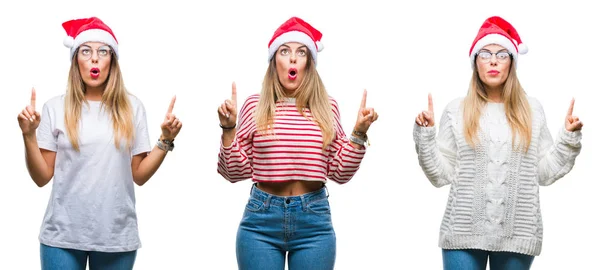 年轻美丽的妇女在孤立的背景下戴着圣诞帽拼贴惊讶和惊讶地抬起头来 用手指指指点点 举起双臂 — 图库照片