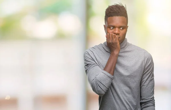Unga Afroamerikanska Mannen Över Isolerade Bakgrund Ser Stressad Och Nervös — Stockfoto