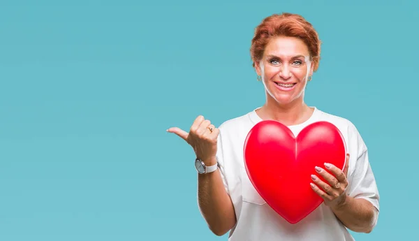 Mulher Caucasiana Sênior Segurando Coração Vermelho Amor Sobre Fundo Isolado — Fotografia de Stock