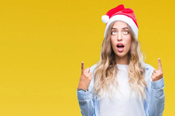 Noel Şapka Izole Arka Plan Üzerinde Güzel Sarışın Genç Kadın — Stok fotoğraf