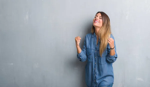 Grunge Genç Yetişkin Kadın Gülümseyerek Başarı Için Çığlık Çok Mutlu — Stok fotoğraf