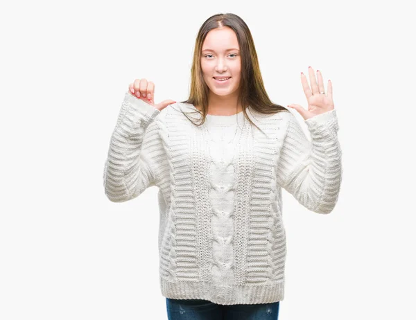 年轻美丽的高加索妇女穿着冬季毛衣在孤立的背景显示和手指第六 同时微笑着自信和快乐 — 图库照片