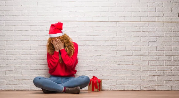 Junge Rothaarige Frau Mit Weihnachtsmütze Und Traurigem Gesichtsausdruck Die Weinend — Stockfoto