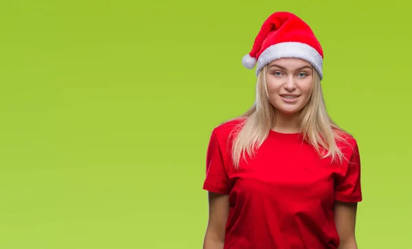 若い白人女性の顔に幸せとクールな笑顔で孤立した背景にクリスマス帽子をかぶっています 幸運な人 — ストック写真