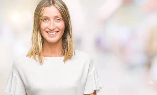 Joven Mujer Hermosa Sobre Fondo Aislado Con Una Sonrisa Feliz — Foto de Stock