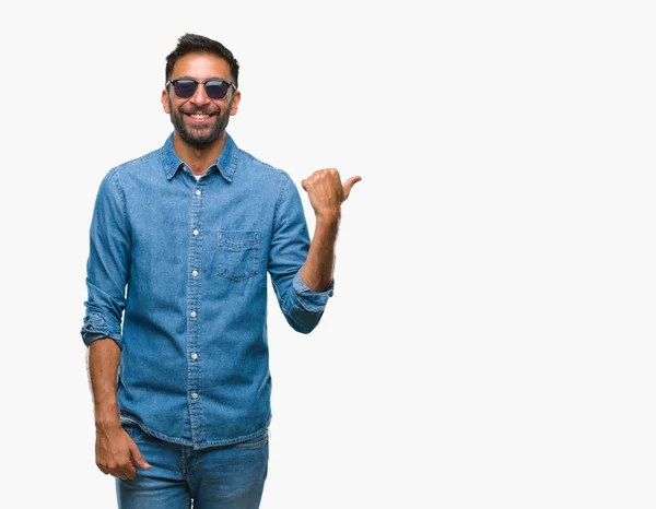 Homem Hispânico Adulto Usando Óculos Sol Sobre Fundo Isolado Sorrindo — Fotografia de Stock