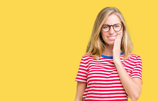 Hermosa Mujer Joven Con Gafas Sobre Fondo Aislado Tocando Boca —  Fotos de Stock