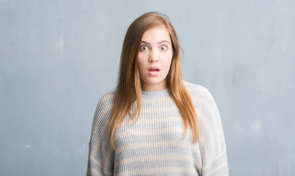 Jonge Volwassen Vrouw Grijs Grunge Muur Bang Schok Met Een — Stockfoto