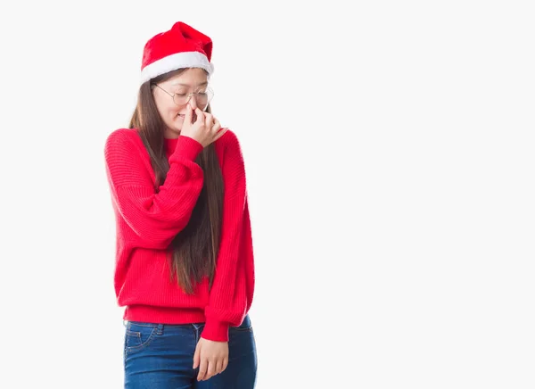 Mulher Chinesa Jovem Sobre Fundo Isolado Usando Chapéu Natal Cheirando — Fotografia de Stock