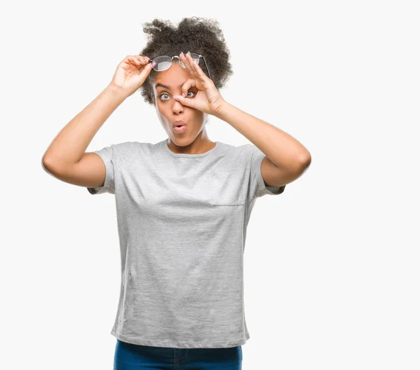 Junge Afroamerikanerin Trägt Brille Über Isoliertem Hintergrund Und Tut Geste — Stockfoto