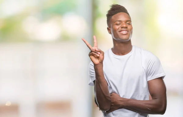 Joven Hombre Afroamericano Sobre Fondo Aislado Sonriendo Con Cara Feliz — Foto de Stock