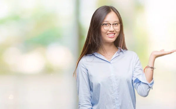 Jovem Mulher Negócios Asiática Vestindo Óculos Sobre Fundo Isolado Sorrindo — Fotografia de Stock