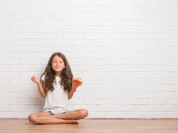 Jonge Latino Jongen Zittend Vloer Witte Bakstenen Muur Eten Pizza — Stockfoto