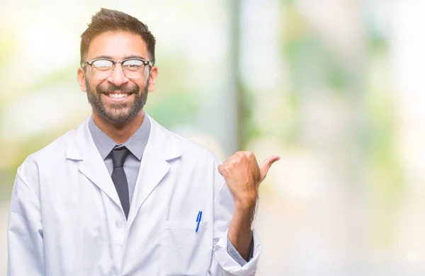 Erwachsener Hispanischer Wissenschaftler Oder Arzt Der Weißen Mantel Über Isoliertem — Stockfoto