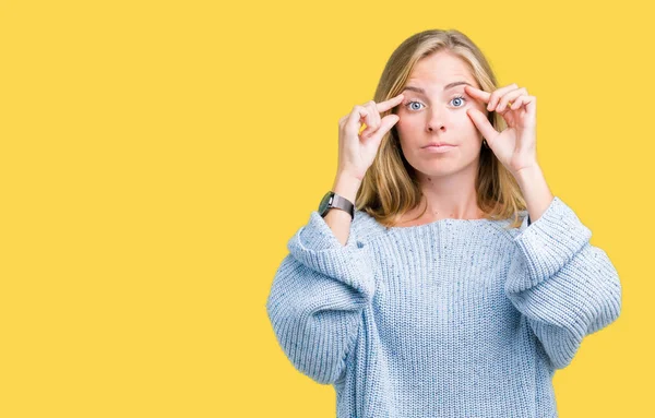 Mooie Jonge Vrouw Blauwe Trui Dragen Geïsoleerde Achtergrond Probeert Openen — Stockfoto