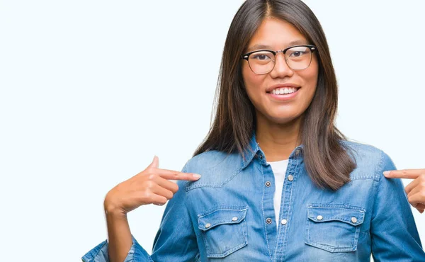 Junge Asiatische Frau Mit Brille Vor Isoliertem Hintergrund Sieht Selbstbewusst — Stockfoto