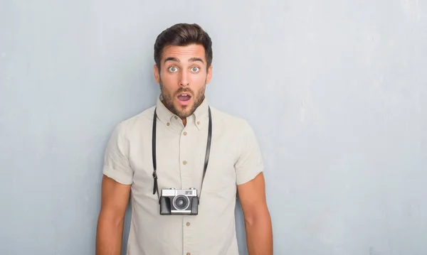 Guapo Joven Sobre Pared Grunge Gris Sosteniendo Cámara Fotos Vintage —  Fotos de Stock