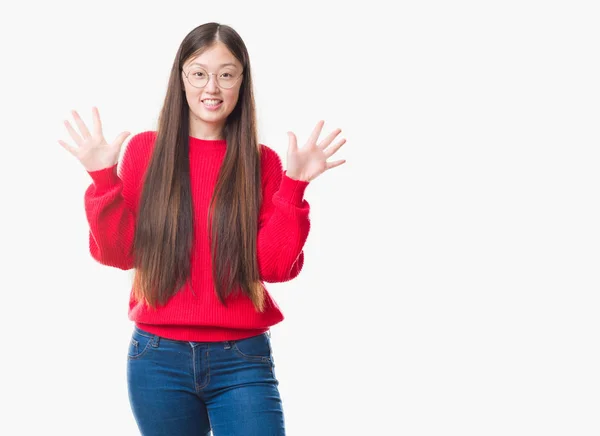 Giovane Donna Cinese Sfondo Isolato Indossando Occhiali Che Mostrano Puntano — Foto Stock