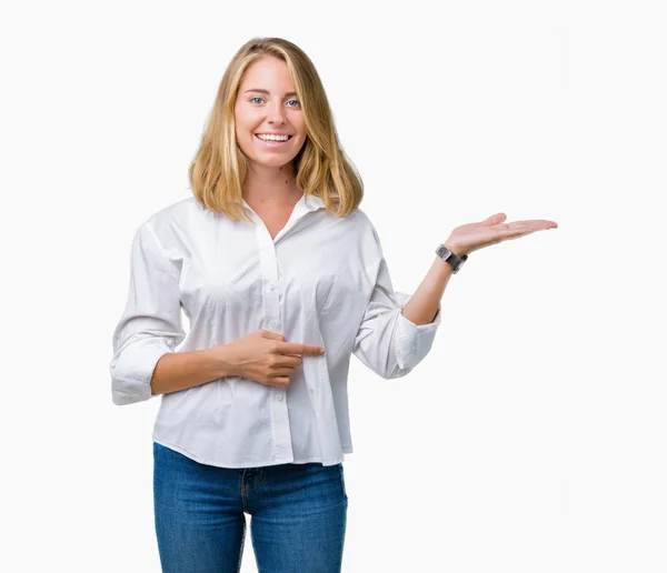 Hermosa Joven Mujer Negocios Sobre Fondo Aislado Sonriendo Alegre Presentando —  Fotos de Stock