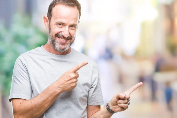 Hombre Canoso Mediana Edad Sobre Fondo Aislado Sonriendo Mirando Cámara —  Fotos de Stock