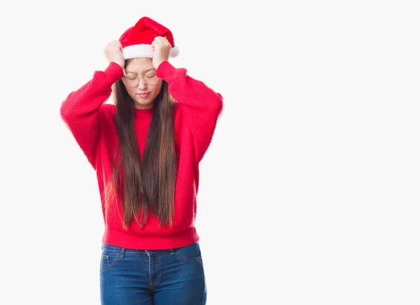 Νεαρή Κινέζα Πέρα Από Απομονωμένο Υπόβαθρο Φοράει Καπέλο Χριστουγέννων Που — Φωτογραφία Αρχείου