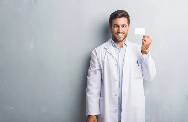 Guapo Joven Profesional Hombre Sobre Gris Grunge Pared Celebración Tarjeta — Foto de Stock