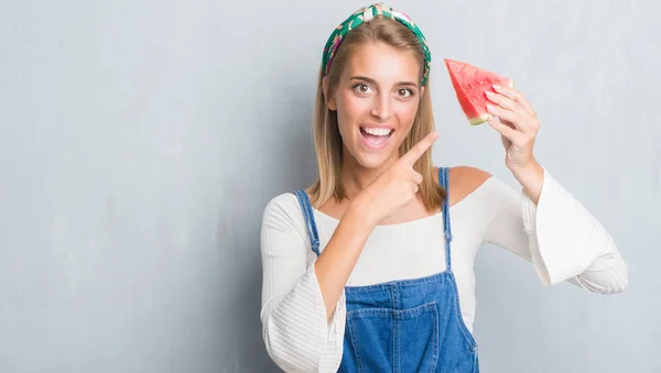 Hermosa Mujer Joven Sobre Pared Gris Grunge Comiendo Sandía Muy —  Fotos de Stock