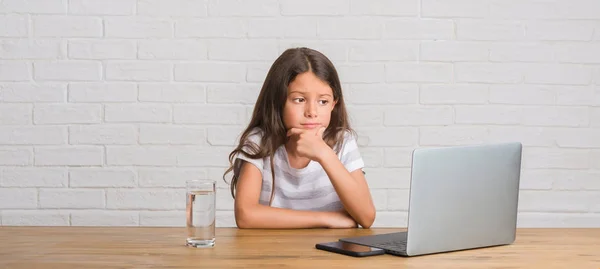 Jovem Garoto Hispânico Sentado Mesa Usando Computador Laptop Rosto Sério — Fotografia de Stock