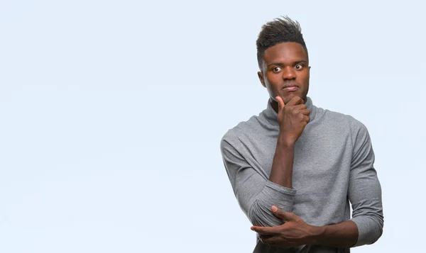 Joven Hombre Afroamericano Sobre Fondo Aislado Mirando Confiado Cámara Con — Foto de Stock