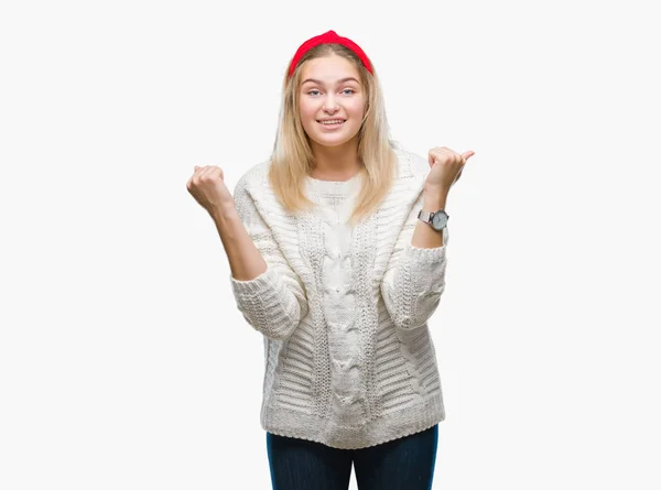 孤立した背景を祝う上冬のセーターを着ている若い白人女性驚いて腕を上げると成功のため驚くし 目を開きます 勝者の概念 — ストック写真