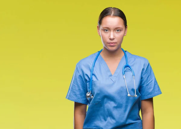 Unga Kaukasiska Läkare Kvinna Bär Medicinsk Uniform Över Isolerade Bakgrund — Stockfoto